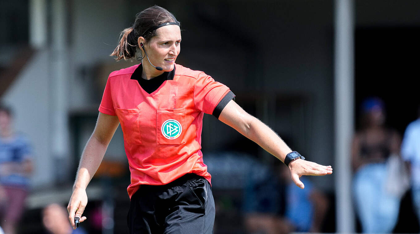 Feiert heute ihr Debüt in der Frauen-Bundesliga: Schiedsrichterin Naemi Breier © imago