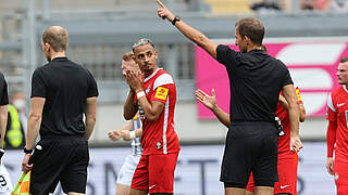 Muss zweimal aussetzen: Kenny Prince Redondo (2.v.l.) vom 1. FC Kaiserslautern © Getty Images