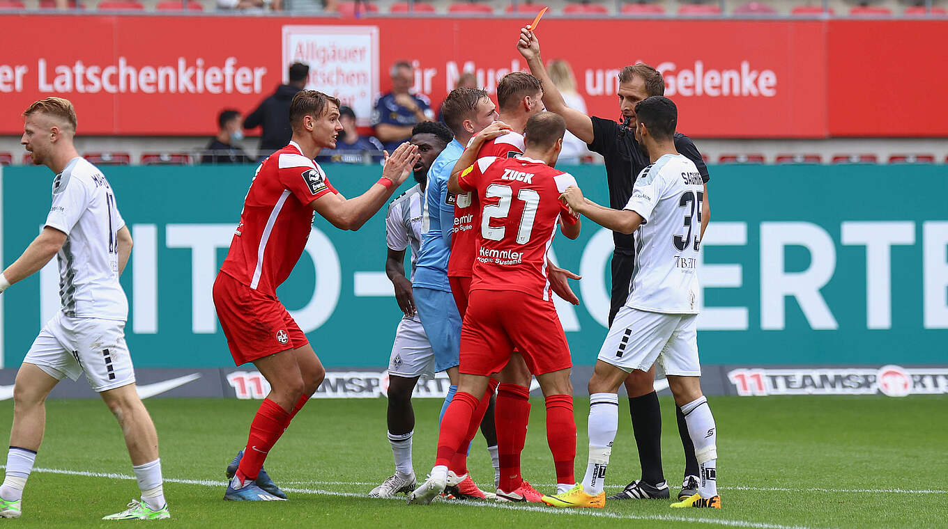 Zwei Spiele Sperre nach Platzverweis: Kaiserslauterns Marvin Senger (2.v.l.) © imago
