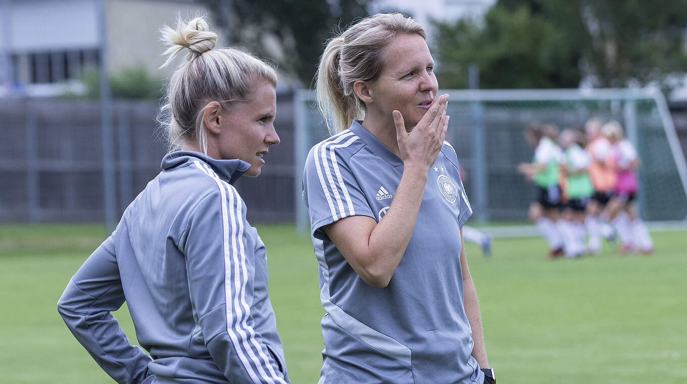 Simic (l.) mit Kromp: "Schön, mit ehemaliger Trainerin im Team zusammenzuarbeiten" © Vera Loitzsch/DFB