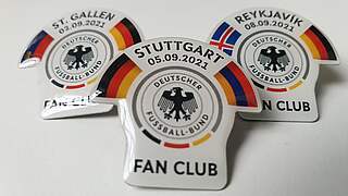 Über 750 Euro für den guten Zweck: Die Spieltags-Pins waren in Stuttgart begehrt © Fan Club Nationalmannschaft