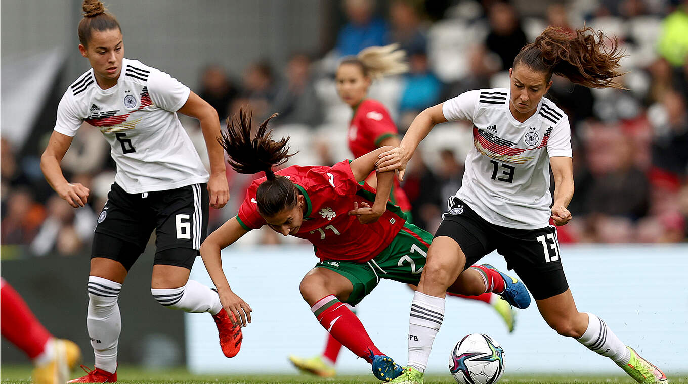 Flying into challenges: The Germany Women's national team left it all out on the pitch in Cottbus. © 2021 Getty Images