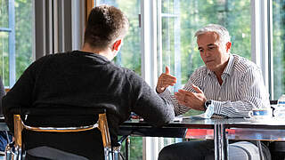 Im Gespräch: Mentor Ferit Isufaj mit seinem Mentee Mergim Ramadani © Cindy Rangelow/DFB