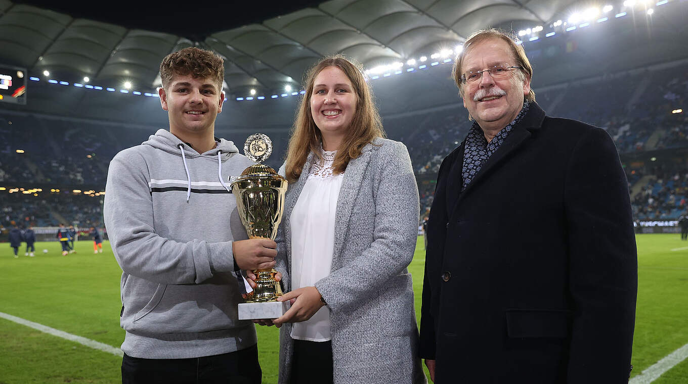 Überreicht den Pokal an die strahlenden Gewinner: DFB-Vizepräsident Dr. Rainer Koch © Alexander Hassenstein/Getty Images