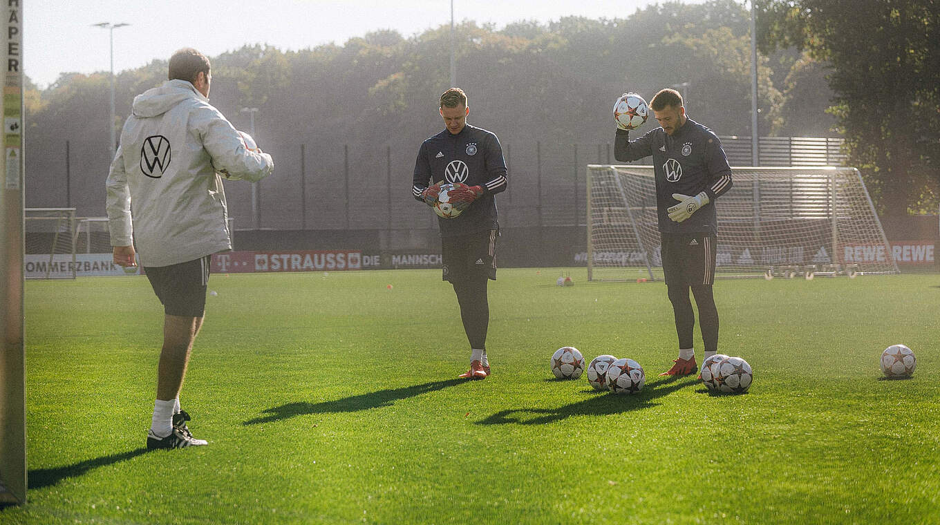 Heuer Fernandes is working with Andreas Kronenberg and Bernd Leno © 