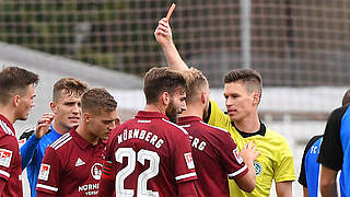 Sieht von Schiedsrichter Patrick Hanslbauer die Rote Karte: Fabian Nürnberger © imago images