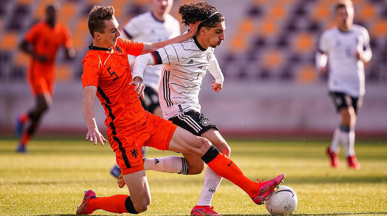 Intensives Match: Xavi Simons grätscht gegen Deutschlands Youssef Amyn © Getty Images