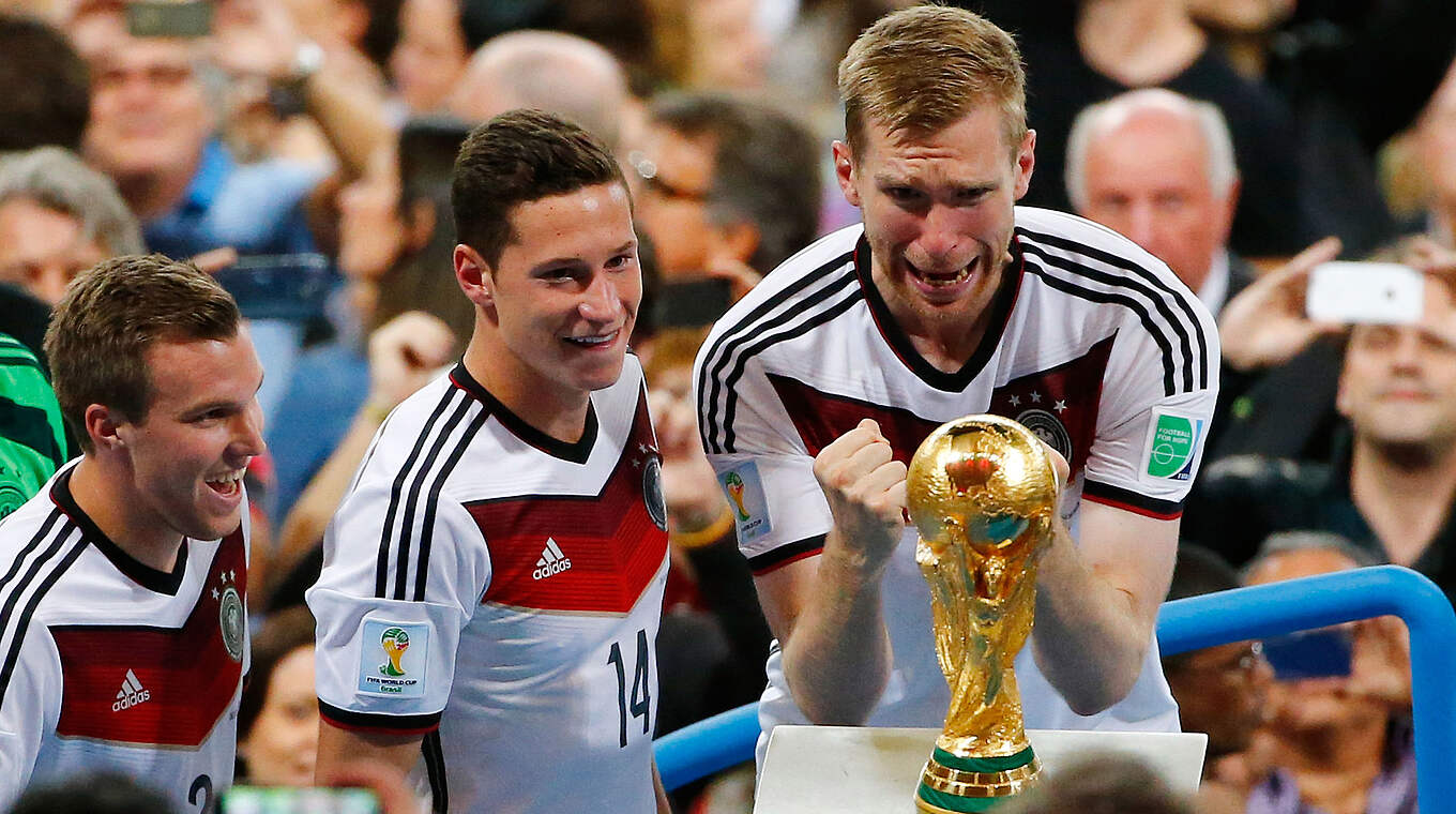 Per Mertesacker (r.): "Die unterstützen, die später mal keinen Fußball spielen" © Getty Images