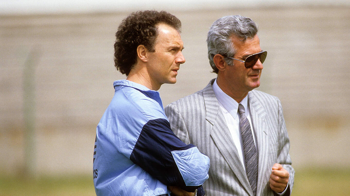 Begleiteten "historische 90 Minuten": Die Nationaltrainer Beckenbauer (l.) und Mihic © imago images