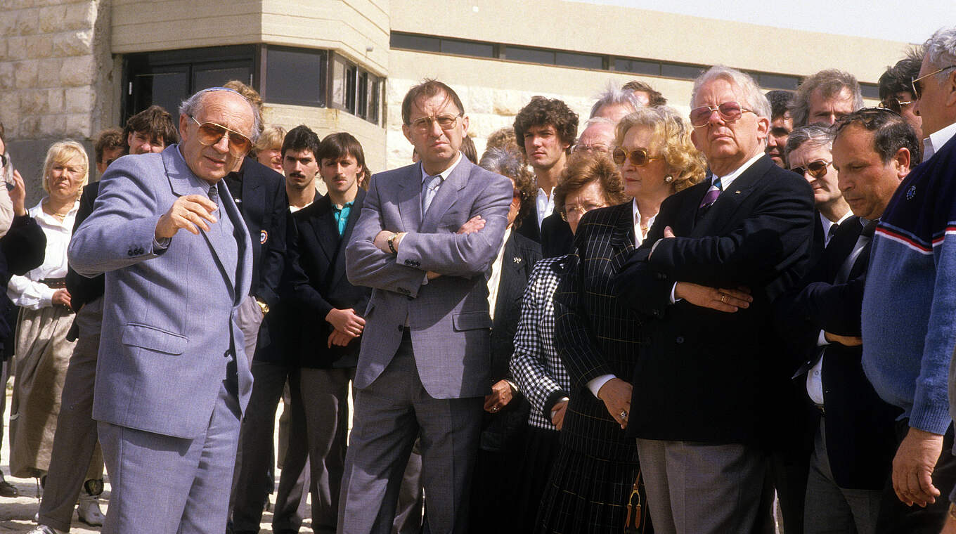 DFB-Präsident Neuberger (3.v.r.) in Yad Vashem 1987: "Für Israel verdient gemacht" © imago images