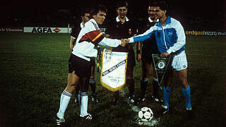 Historisches erstes Länderspiel: Lothar Matthäus (l.) beim Handshake © imago images