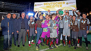 Riesige Freude: Der FC St. Pauli feiert in Bonn die Blindenfußball-Meisterschaft © DFB