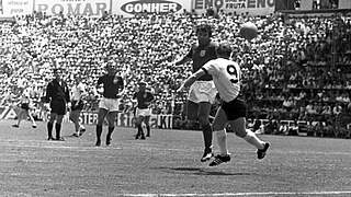 Legendär: Uwe Seeler (v.) trifft im WM-Viertelfinale 1970 per Hinterkopf gegen England © imago