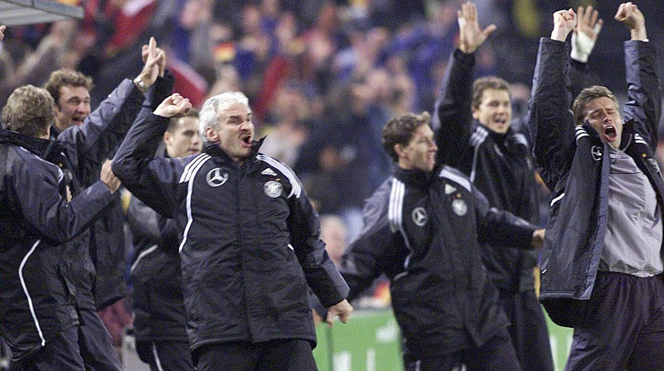 In der Relegation qualifiziert: Erleichterung bei Rudi Völler und Co. © Getty Images