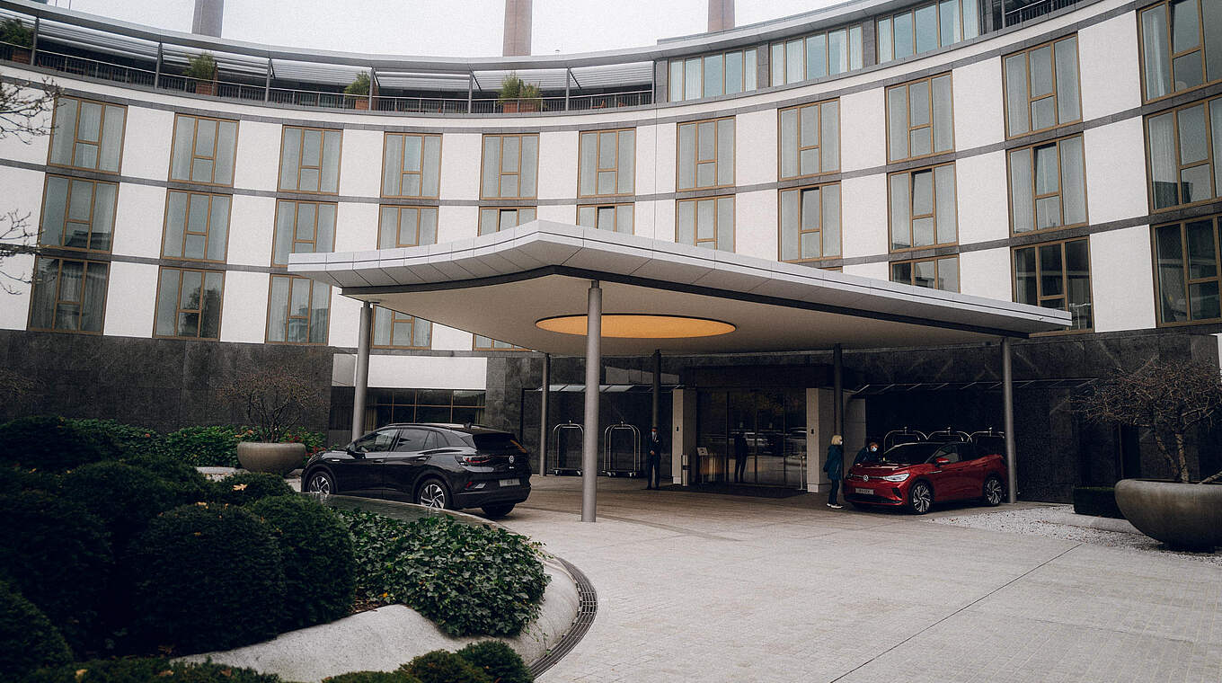 Seit Montagabend das Domizil des DFB-Teams: das Hotel Ritz Carlton in Wolfsburg  © Philipp Reinhard/DFB