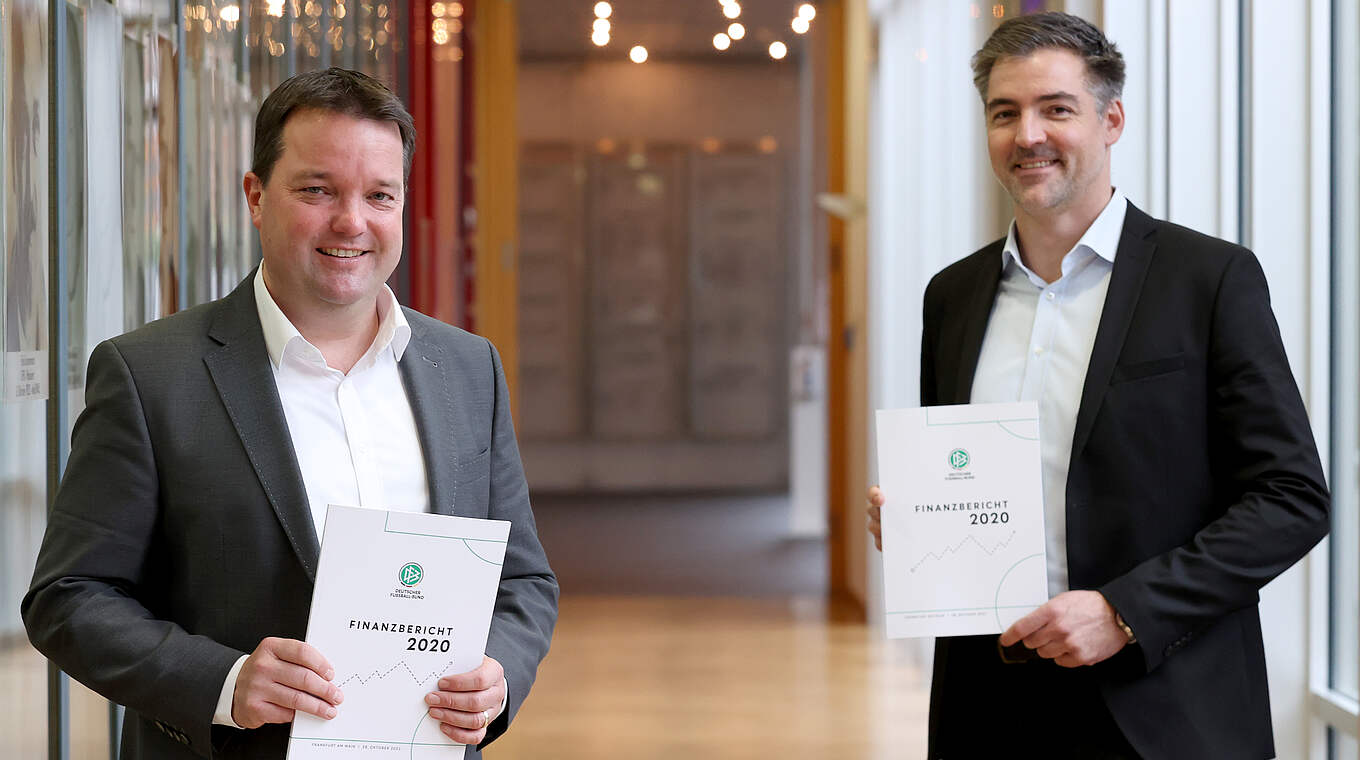 Stellen den Finanzbericht vor: Dr. Stephan Osnabrügge und Markus Holzherr (v.l.) © Getty Images/DFB