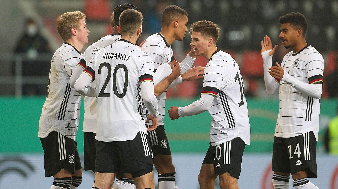 Fünfter Dreier im sechsten EM-Qualispiel: Die deutsche U 21 jubelt gegen San Marino © imago
