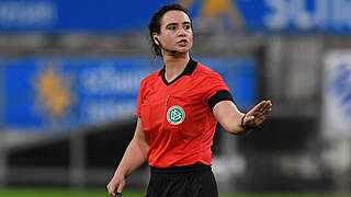 25. Einsatz in der Frauen-Bundesliga: Schiedsrichterin Laura Duske © imago