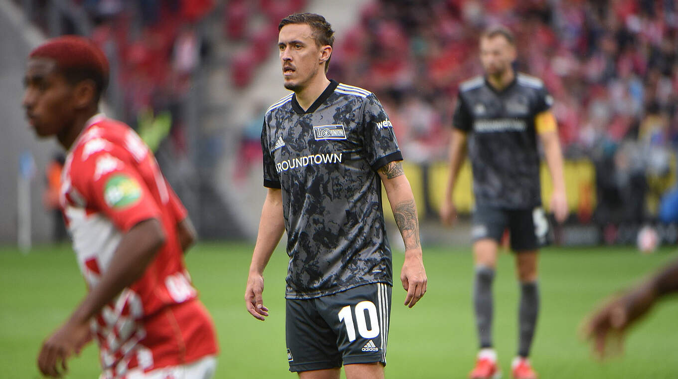 Nach seiner Auswechslung in Mainz mit Bier beschüttet: Max Kruse (2.v.l.) © imago