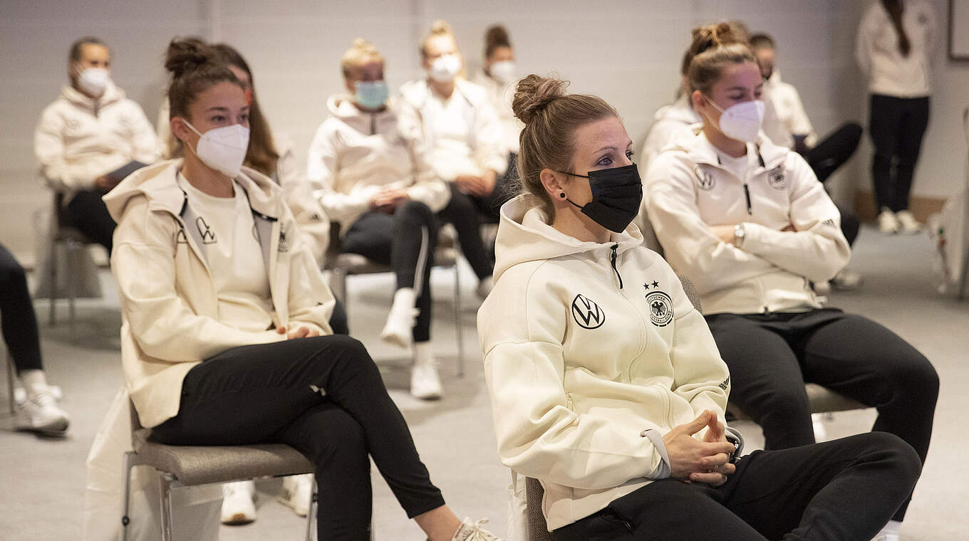 "Wir wollen helfen, das Thema zu enttabuisieren": Nationalspielerinnen beim Workshop  © DFB/Maja Hitij/Getty Images