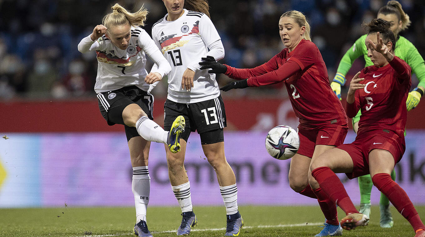 Erzielt in der 11. Minute ihren zweiten Treffer: Lea Schüller © Foto: Maja Hitij/Getty Images/DFB