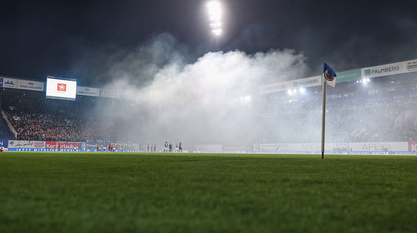Wurde unter anderem bestraft: Rostocker Pyrotechnik gegen Schalke 04 © imago