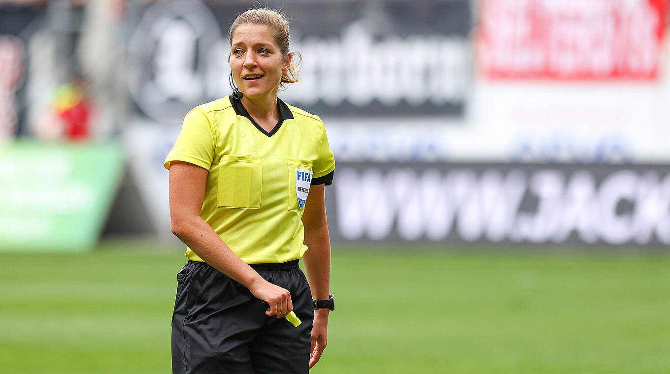 Vor ihrem 72. Einsatz in der Frauen-Bundesliga: FIFA-Schiedsrichterin Karoline Wacker © imago