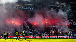 Wegen Pyrotechnik der Zuschauer bestraft: der FC St. Pauli © imago