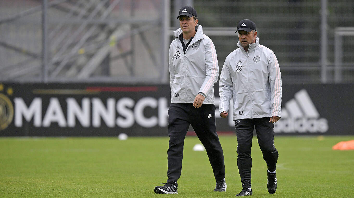 Bierhoff (l.) mit Bundestrainer Flick: "Die Spieler wollen in Katar Weltmeister werden" © Getty Images