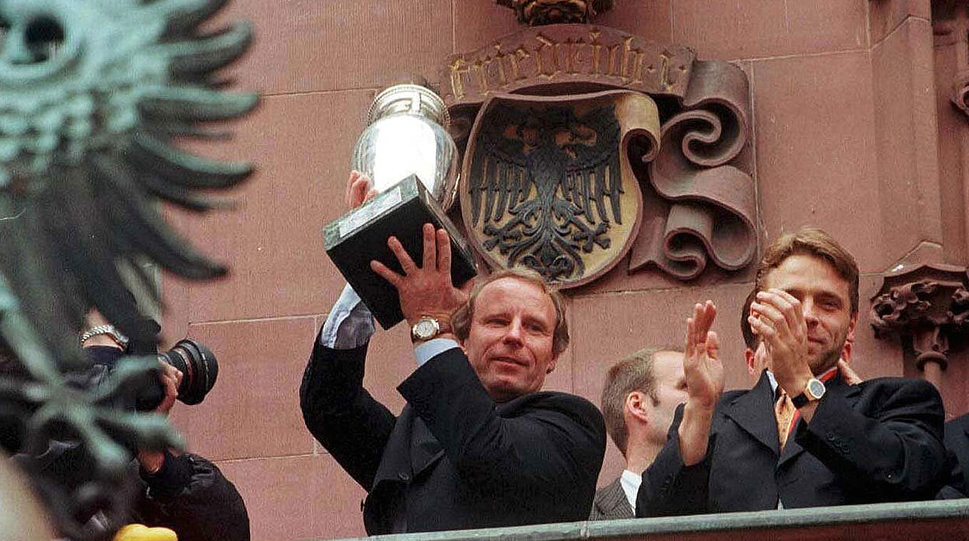 Bundestrainer Berti Vogts 1996 mit dem EM-Pokal: "Die Mannschaft ist der Star" © Getty Images