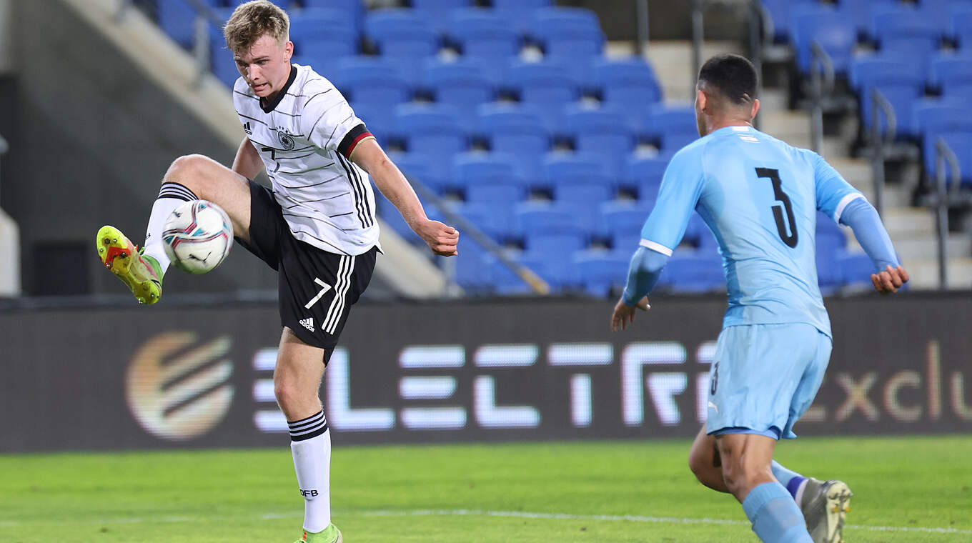 Ballkontrolle: Niklas Niehoff (l.) behält die Übersicht © Getty Images