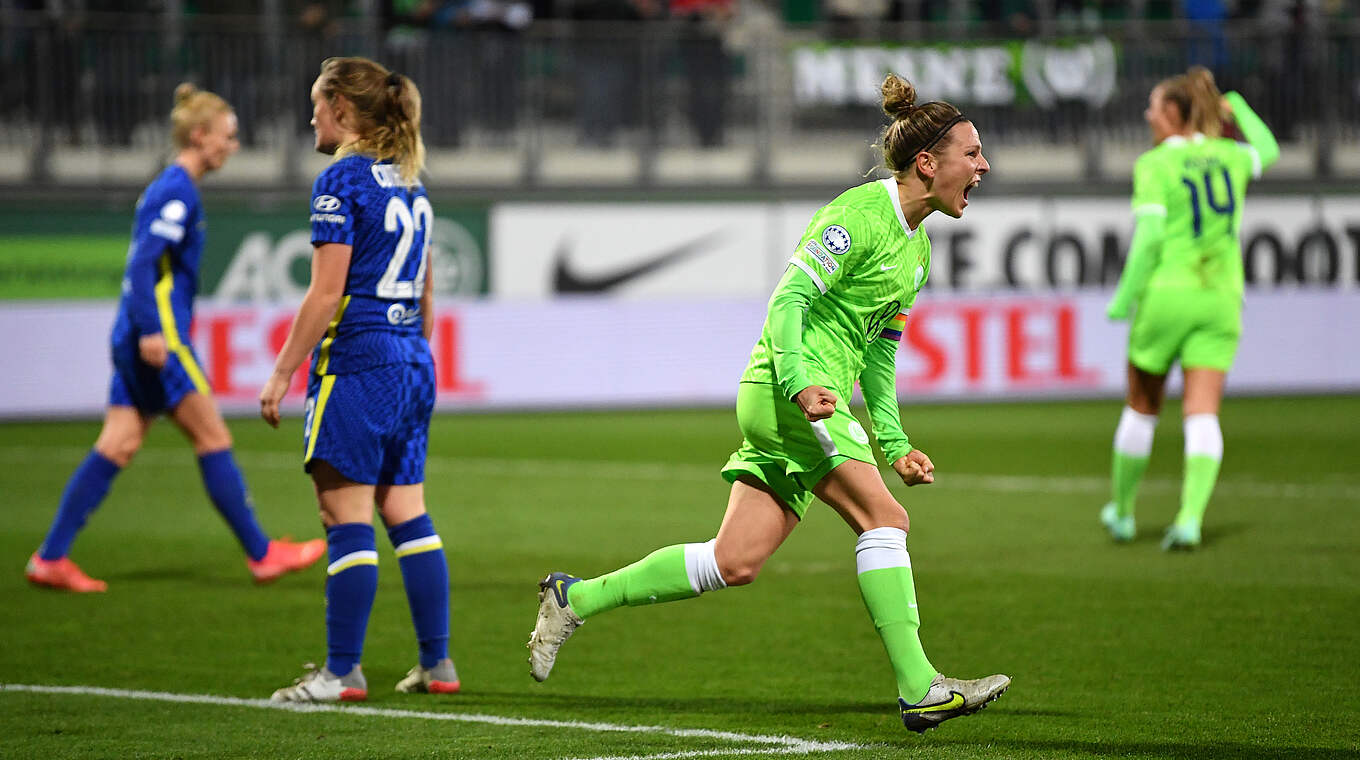 Doppelpack fürs Viertelfinale: Svenja Huth (2.v.r.) schießt Wolfsburg weiter © Getty Images