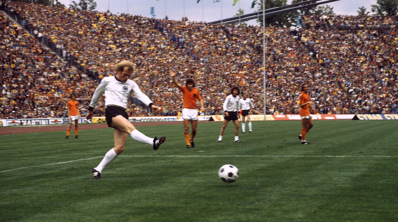 Größter Erfolg der Karriere daheim in München: Uli Hoeneß (v.) wird Weltmeister 1974 © Imago