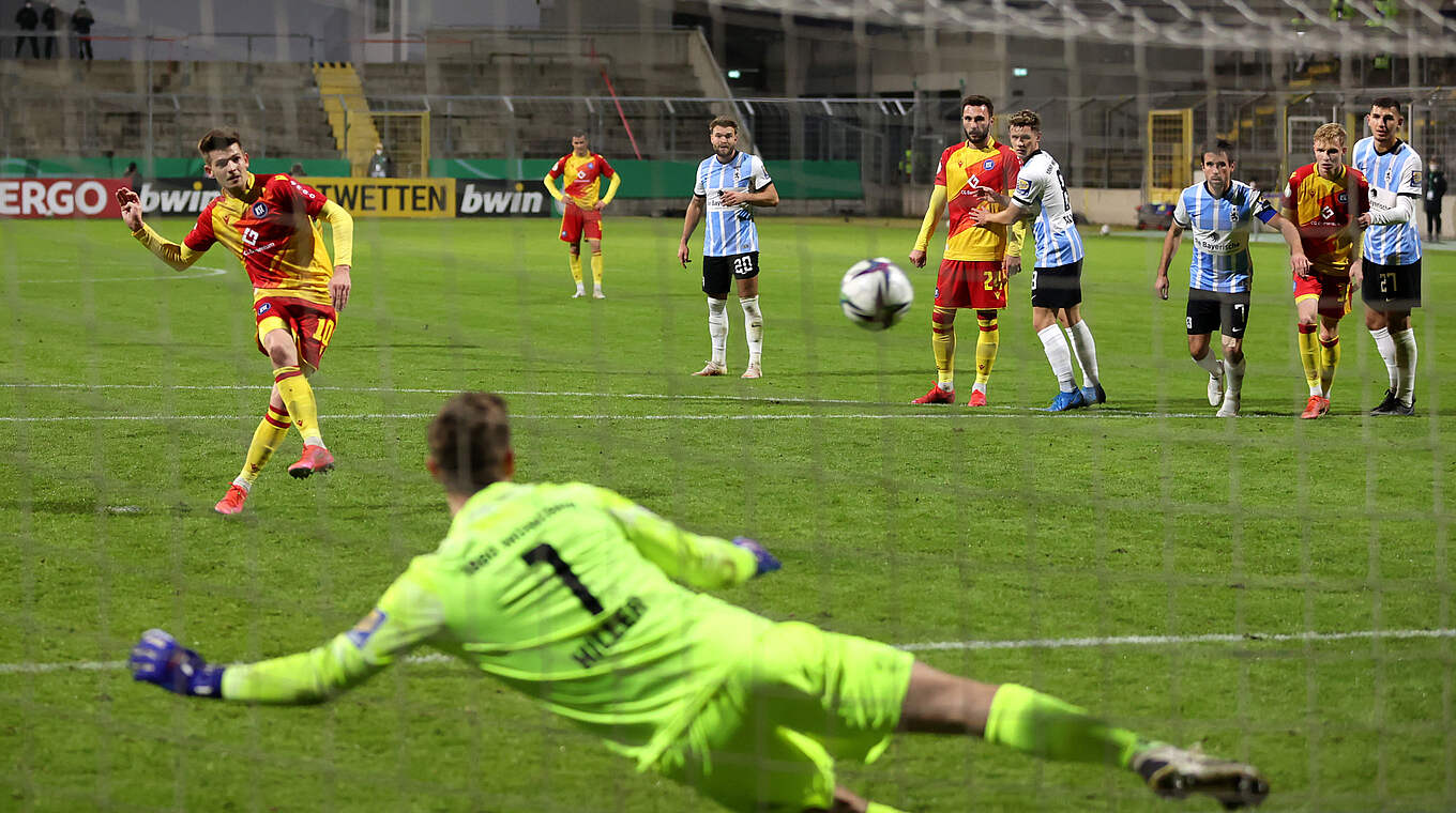 Schießt den KSC in München ins Viertelfinale: Marvin Wanitzek verwandelt vom Punkt © Getty Images