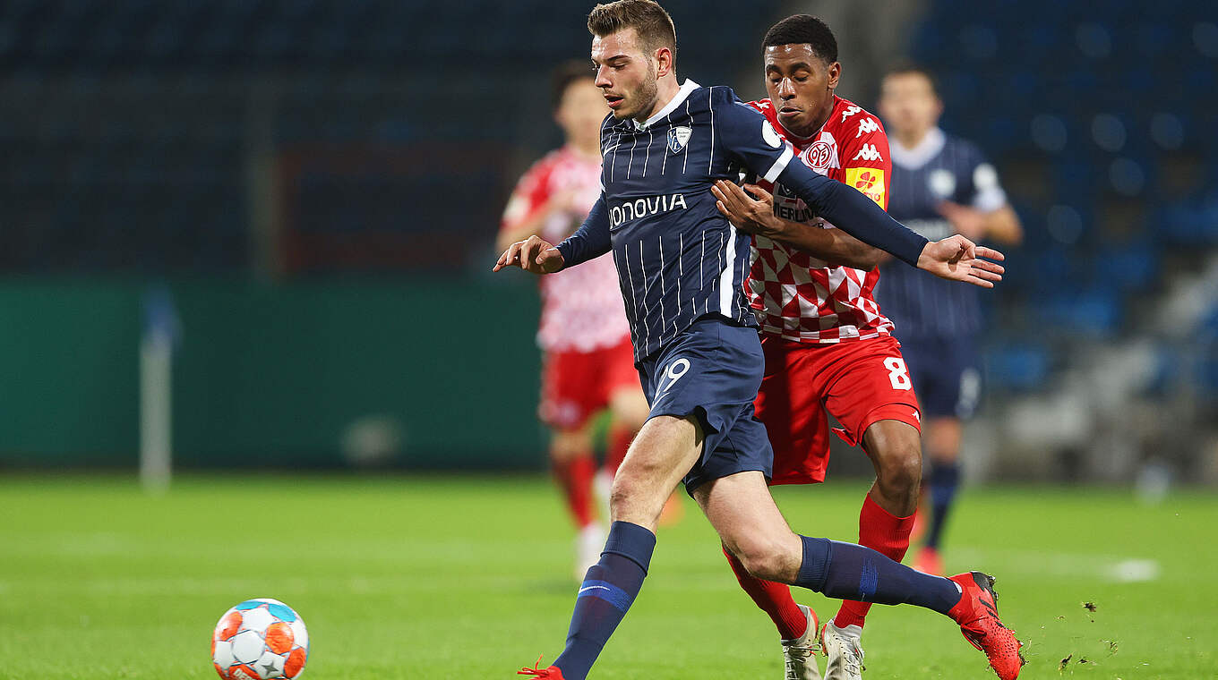 Bundesligaduell an der Castroper Straße: Leitsch (l.) vom VfL gegen Barreiro vom FSV © Getty Images