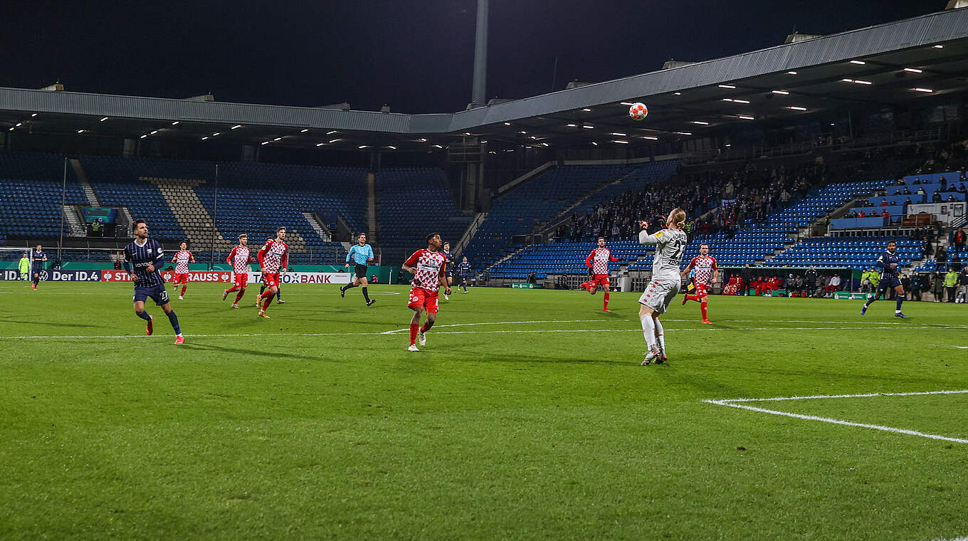 Traumhaft abgeschlossen: Milos Pantovic lupft den Ball elegant zur 2:1-Führung ins Tor © imago