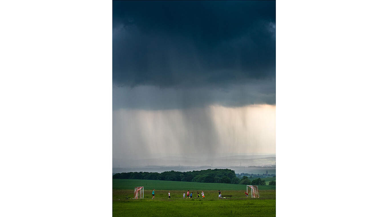 Platz 1 in Kategorie Amateur- und Jugendfußball: Unwetter mit Starkregen © Fromm