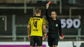 Muss nach seinem Platzverweis dreimal aussetzen: Dortmunds Lennard Maloney © imago