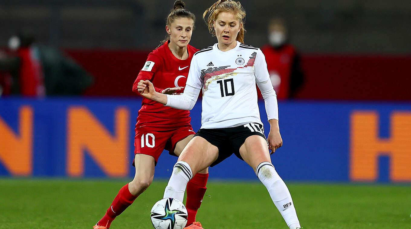 Neun A-Länderspiele und zwei Tore für Deutschland: die 21-jährige Sjoeke Nüsken (v.) © DFB/Martin Rose/Getty Images
