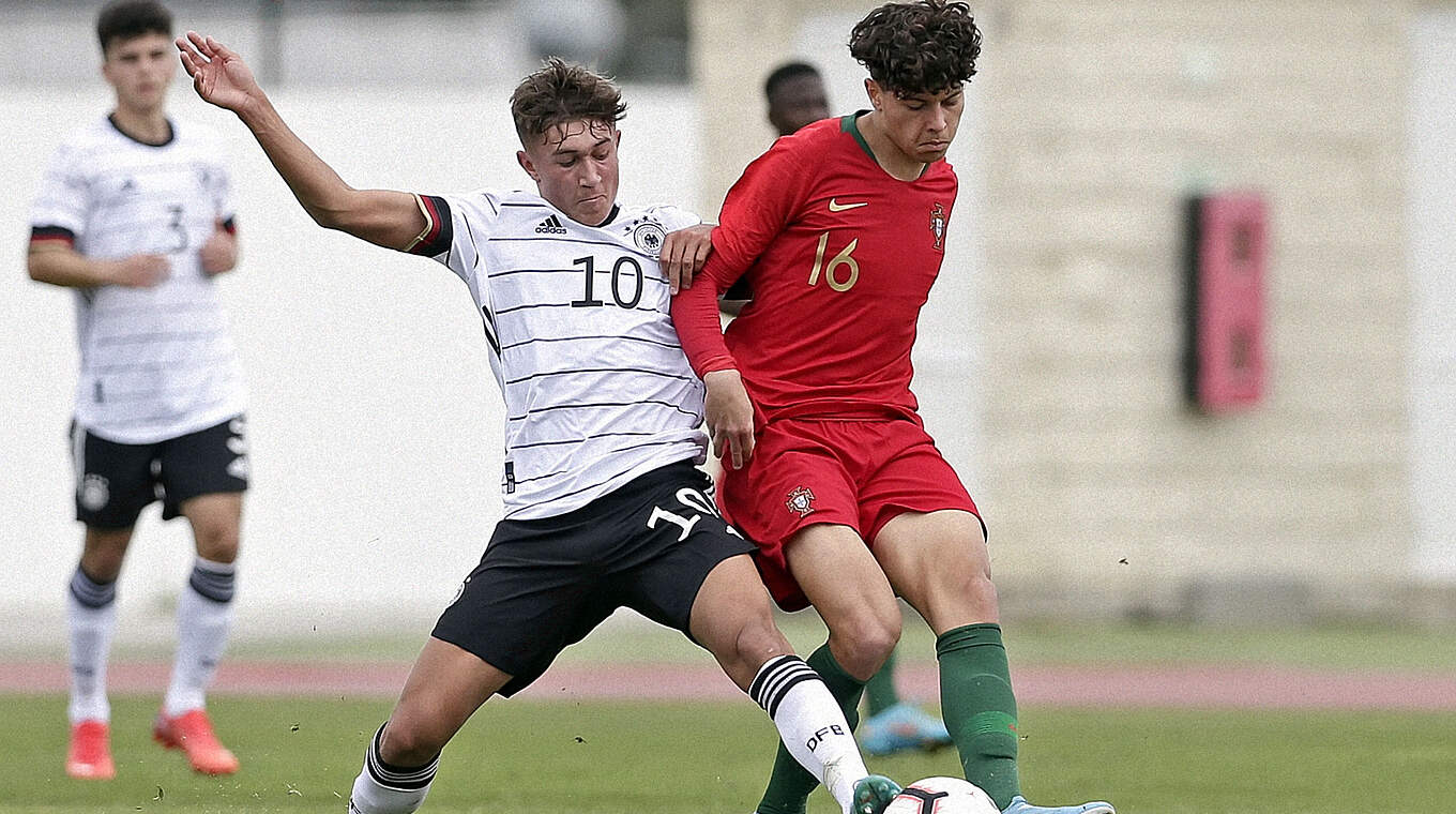 Gegen Portugal mit einem guten Start ins Turnier: Tom Bischof (l.) und die deutsche U 17 © Getty Images