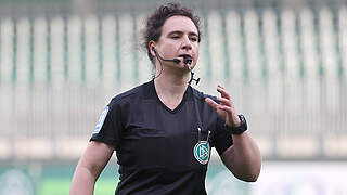 28. Einsatz in der Frauen-Bundesliga: Schiedsrichterin Laura Duske © imago