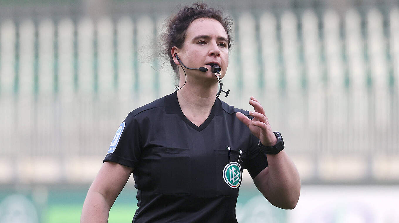 28. Einsatz in der Frauen-Bundesliga: Schiedsrichterin Laura Duske © imago