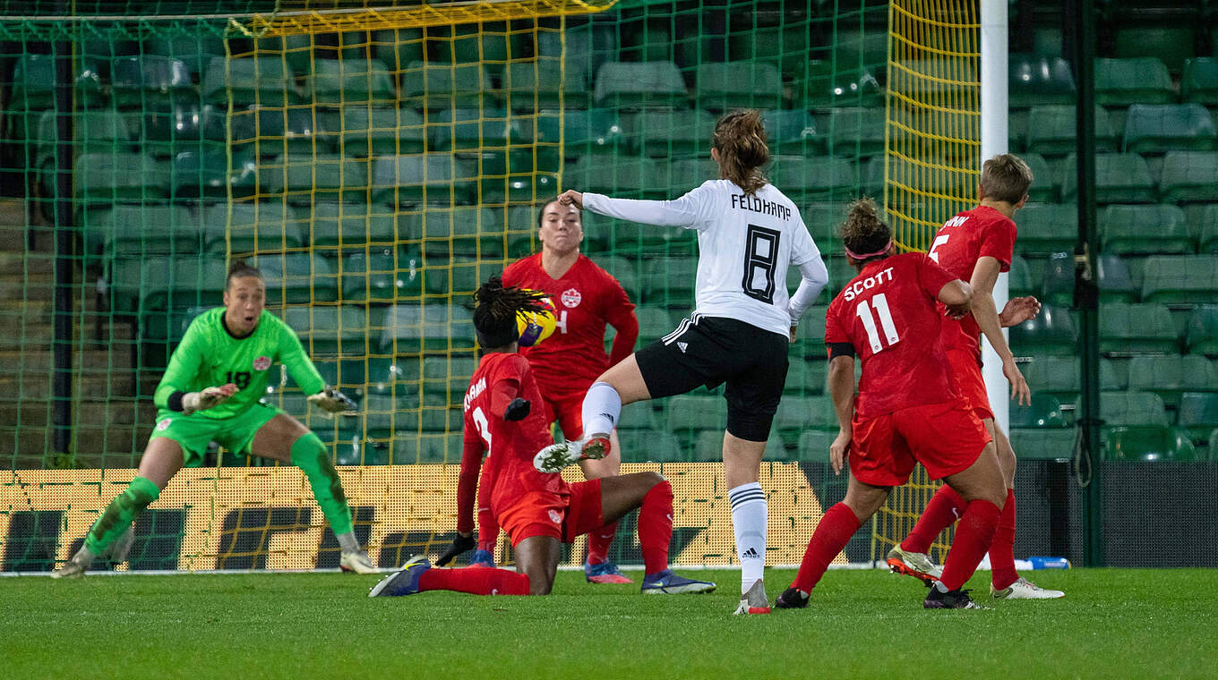 Jana Feldkamp hits one from range. © imago