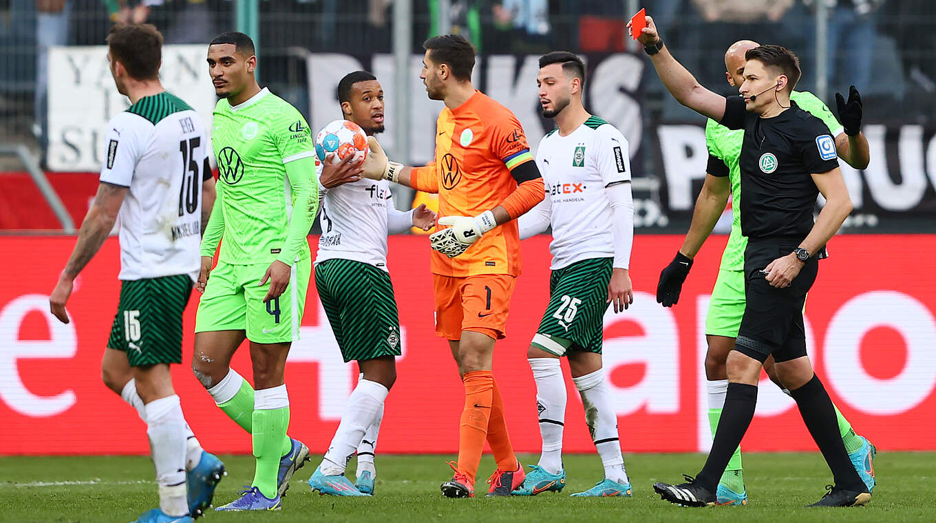 Wird im Spiel in Mönchengladbach des Feldes verwiesen: Wolfsburgs Lacroix (2.v.l.) © 2022 Getty Images