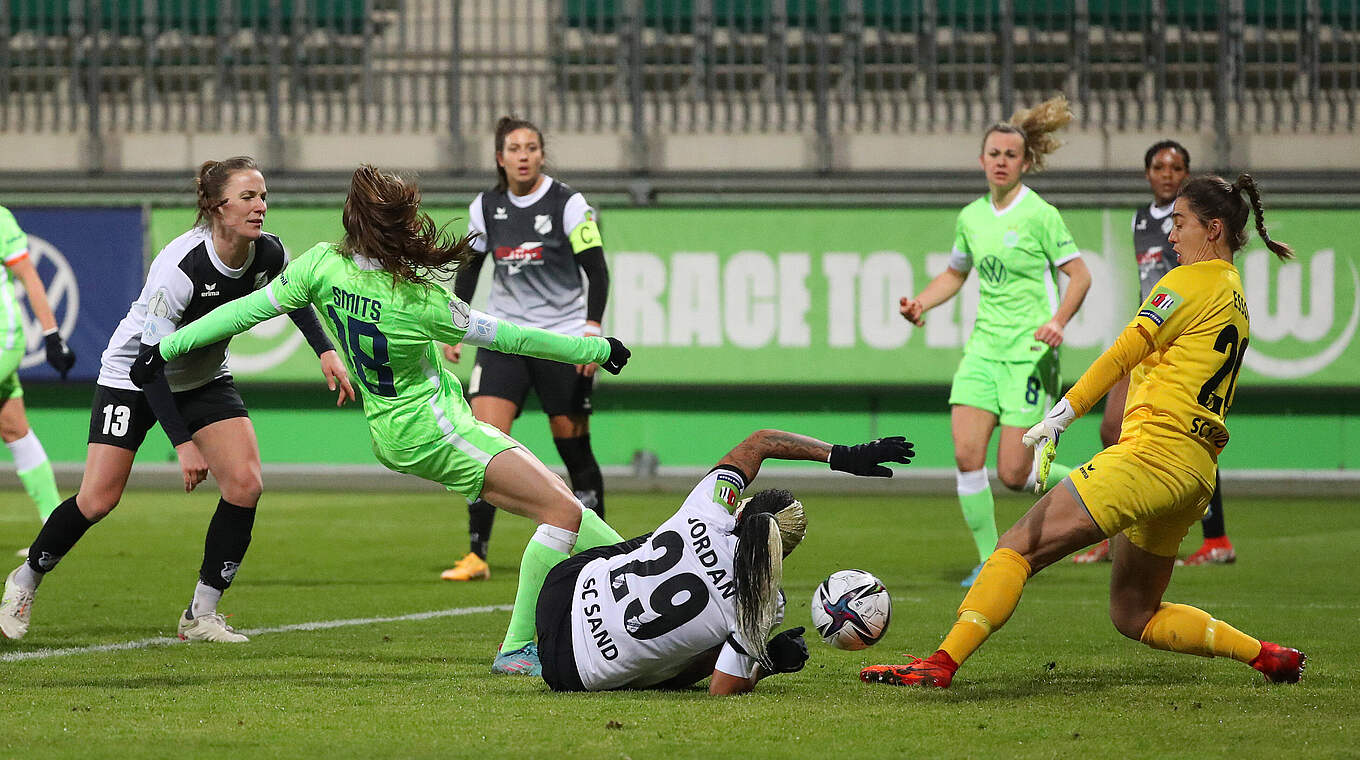 Der erste von zwei Treffern in drei Minuten: Joelle Smits (Nr. 18) erhöht auf 3:0 © imago images