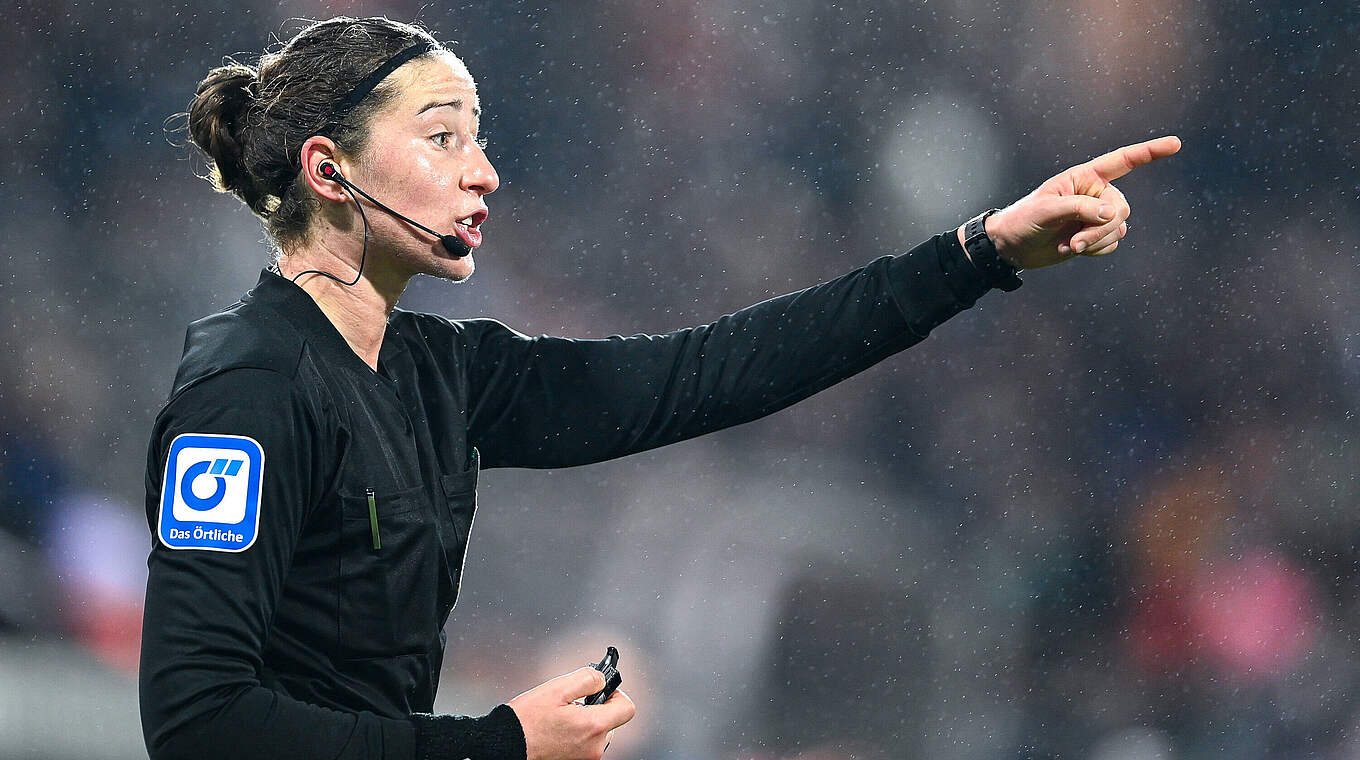 Leitet ihre 38. Partie in der Frauen-Bundesliga: FIFA-Schiedsrichterin Franziska Wildfeuer © imago