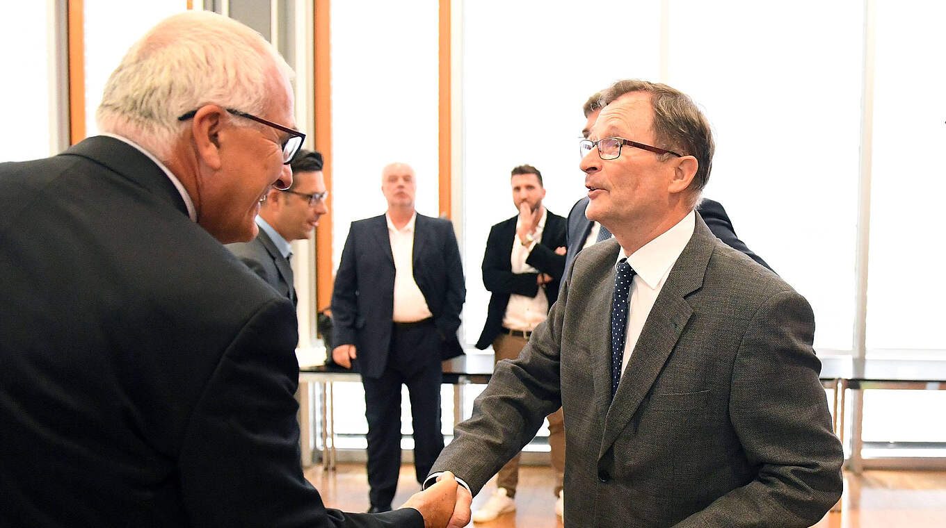 "Rivalen" im Gerichtssaal: Lorenz mit Anwalt Prof. Christoph Schickhardt © imago images