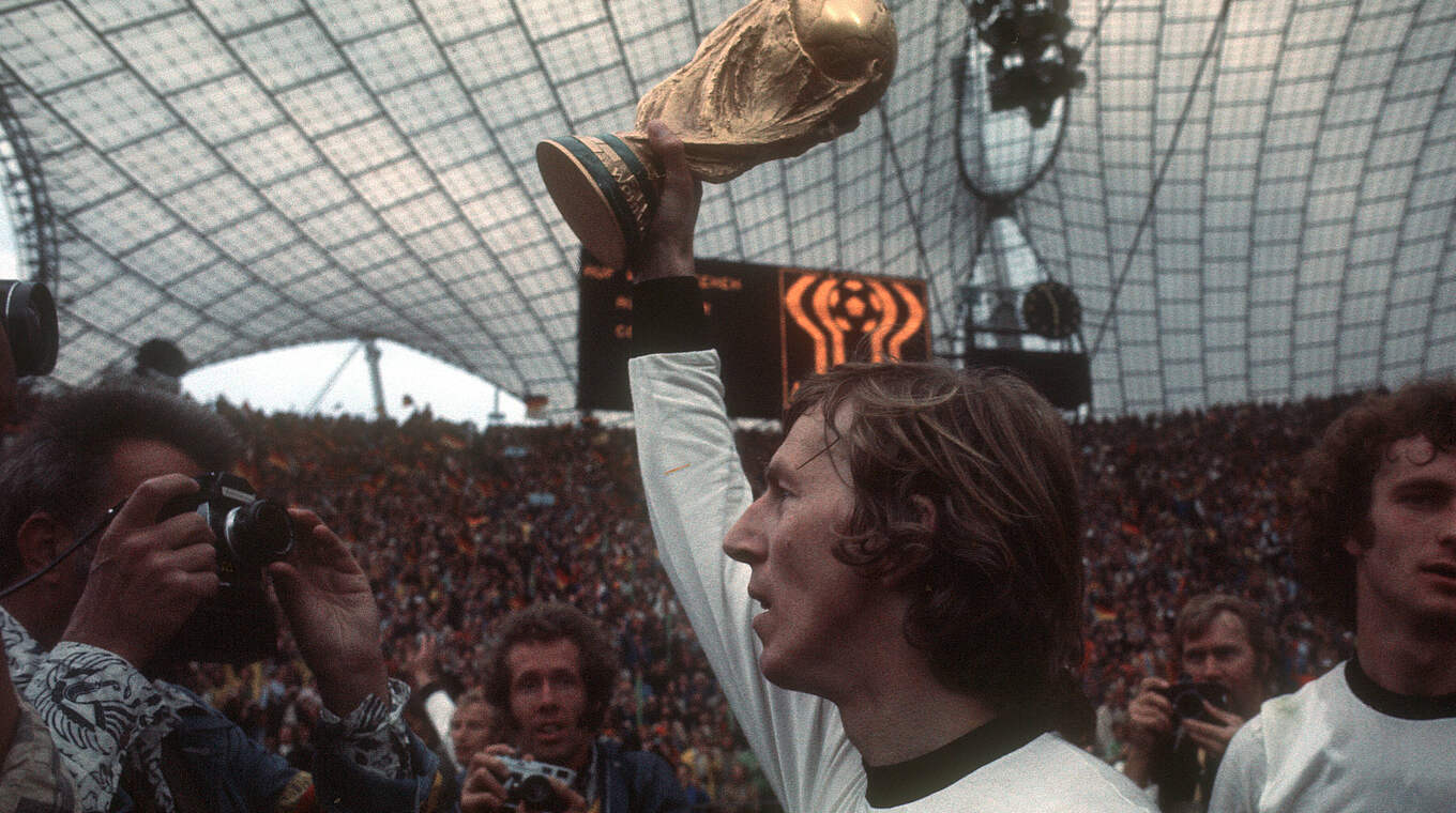 Grabowski mit WM-Pokal: "Das Gefühl war unbeschreiblich, es war totale Begeisterung" © imago