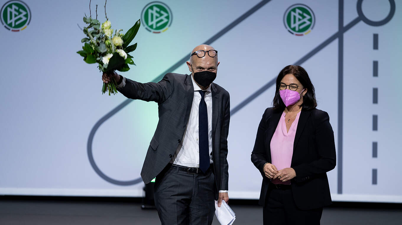 Glückwunsch und Blumen von Heike Ullrich: der neue DFB-Präsident Bernd Neuendorf © Getty Images