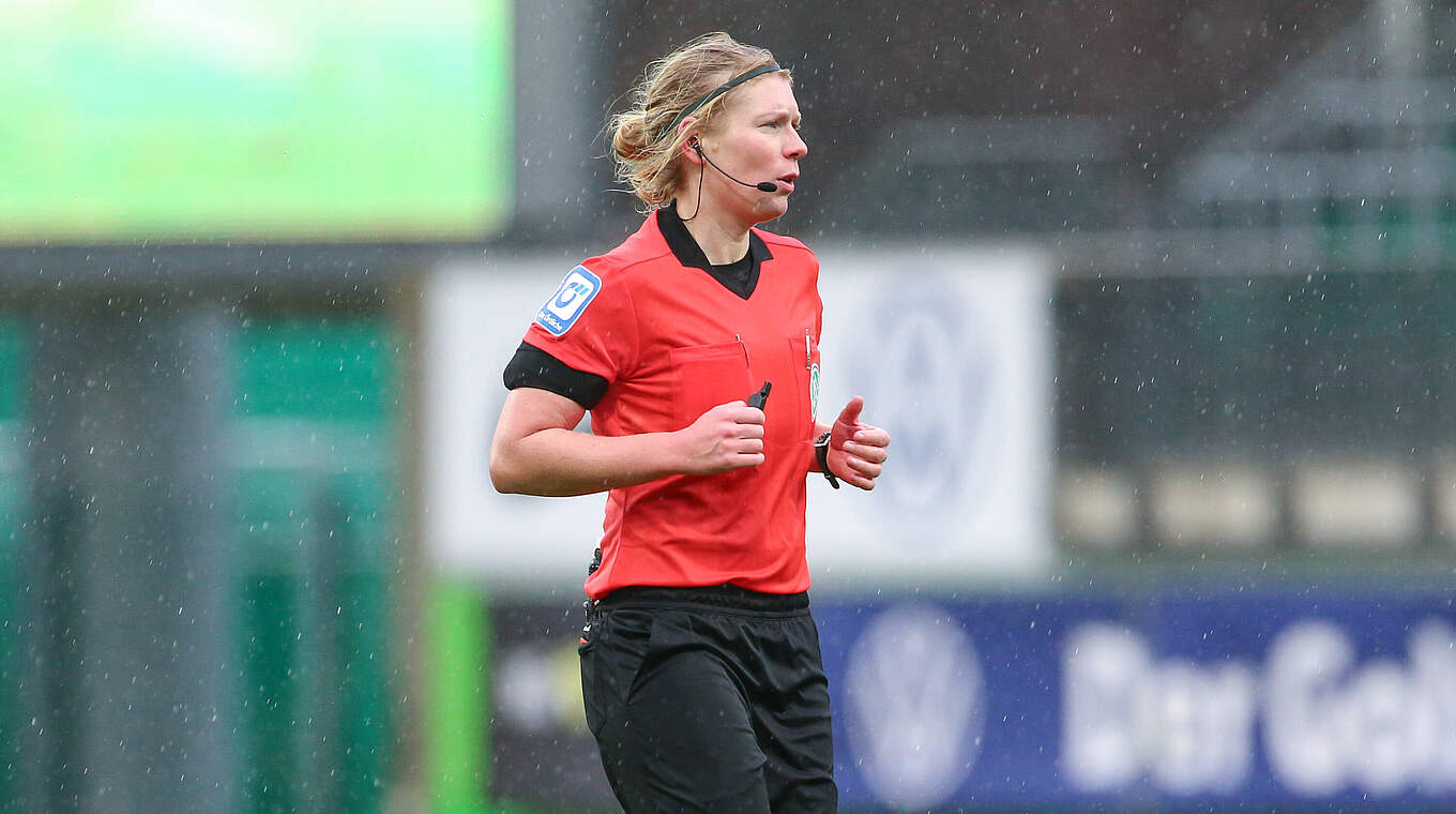 Leitet ihr 84. Spiel in der Frauen-Bundesliga: Schiedsrichterin Mirka Derlin © imago